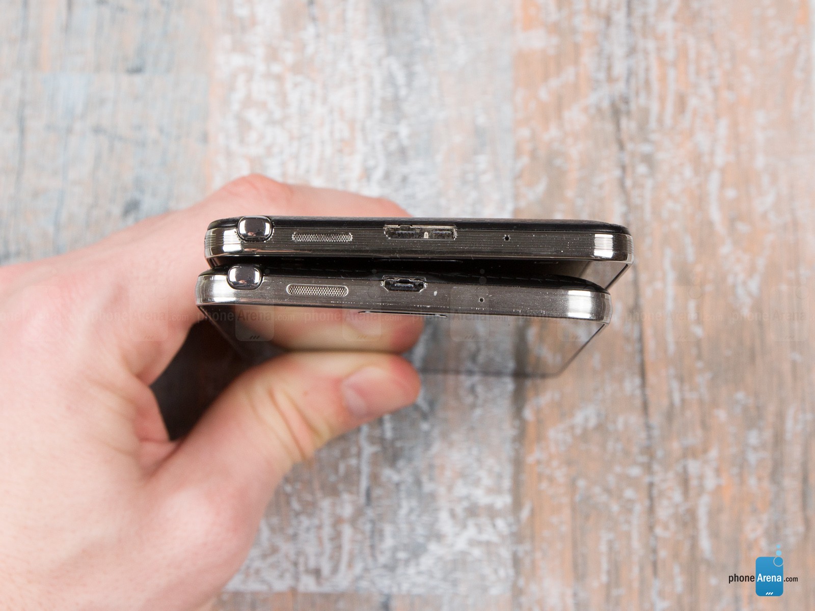 Galaxy Note 3 Neo chỉ được trang bị kết nối microUSB thay vì cả USB 3.0 như người anh em của mình. Đây là điều dễ hiểu bởi hãng sản xuất xứ Kim Chi cần phải rút gọn các tính năng để giảm giá bán.