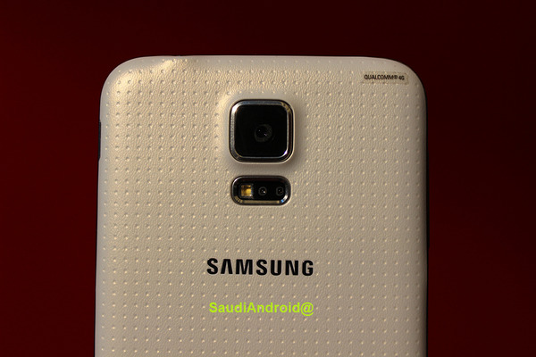 Phiên bản Galaxy S5 màu vàng sâm panh và màu xám.