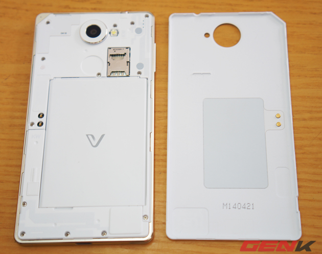 Giống như đối thủ Galaxy S5, Vega Iron 2 cũng có thể tháo pin rời. Điều này phần nhiều giúp người dùng có thể thay thế pin phụ dễ dàng.