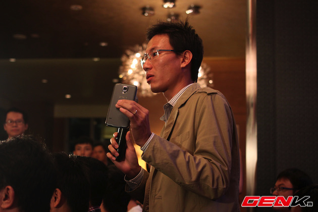 Anh Bạch Thành Trung, admin diễn đàng Vozforums đặt câu hỏi về khả năng chống nước của Galaxy S5.