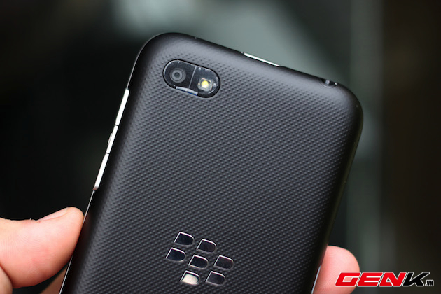 Thiết kế mặt lưng theo phong cách BlackBerry Z10 từ họa tiết tới cách sắp đặt camera.