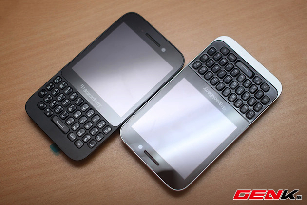 Hai smartphone có thiết kế tương tự khi đặt cạnh nhau.