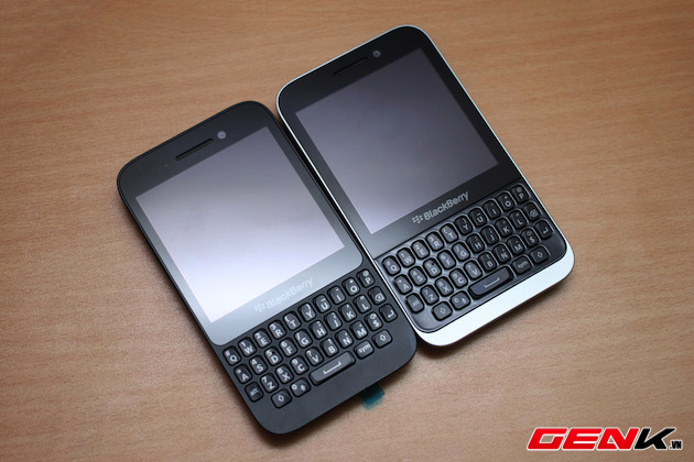 Tuy nhiên, BlackBerry Q5 được hoàn thiện theo phong cách nguyên khối.