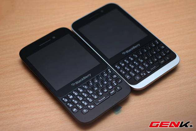 Cả hai đều sở hữu bàn phím theo phong cách Curve, vốn dành cho các thiết bị BlackBerry 10 tầm trung.
