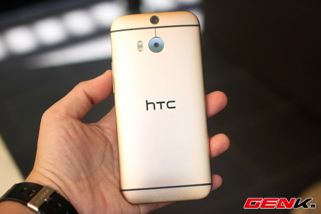 Mở hộp HTC One M8 xách tay màu vàng hổ phách, giá lên tới 22 triệu đồng