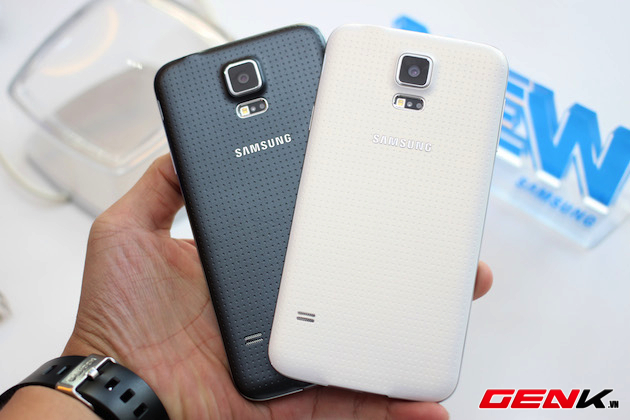 Cận cảnh Galaxy S5 trắng, so sánh với S5 đen và S4