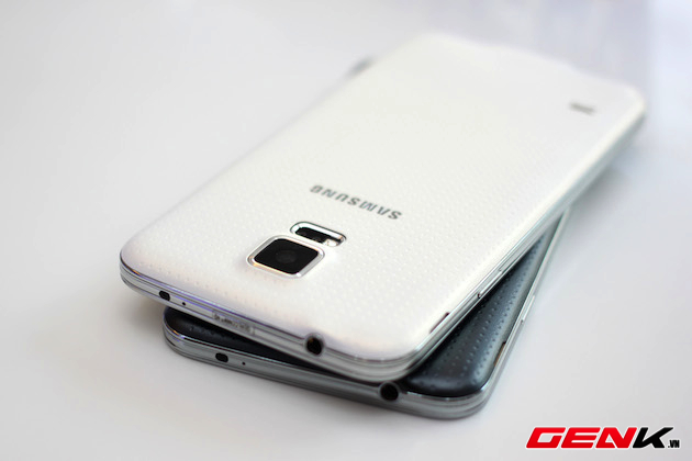 Cận cảnh Galaxy S5 trắng, so sánh với S5 đen và S4