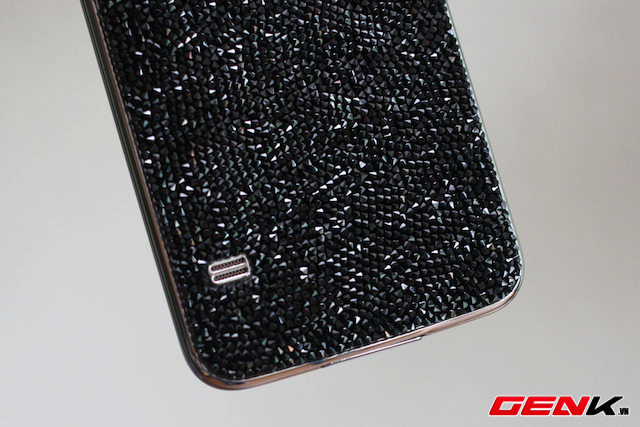Cận cảnh bộ đôi nắp lưng đính đá Swarovski dành cho Galaxy S5