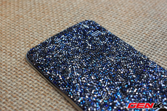 Cận cảnh bộ đôi nắp lưng đính đá Swarovski dành cho Galaxy S5