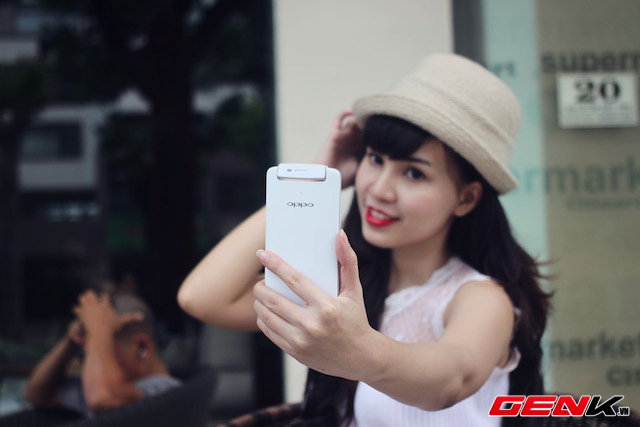 Người đẹp mê "tự sướng" bên Oppo N1 mini