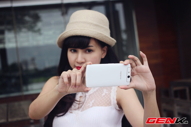 Người đẹp mê "tự sướng" bên Oppo N1 mini