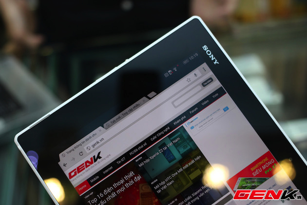 Z2 Tablet có viền màn hình còn khá dày.