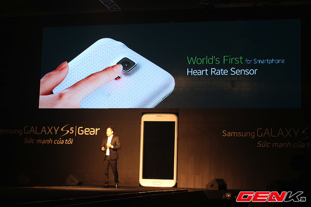 Đại diện Samsung giới thiệu Galaxy S5.
