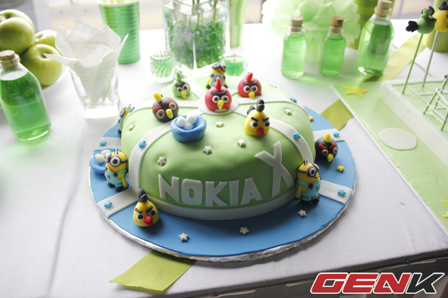 Chiếc bánh chào mừng Nokia X.