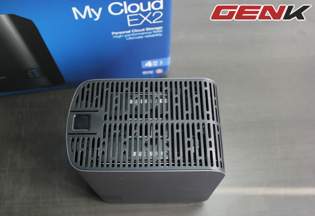 Phần nắp trên của My Cloud Ex2 mở ra được để tháo ổ cứng và thay thế. 