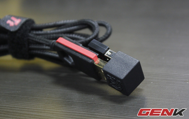 Cáp USB cho chuột, cục phát sóng không dây của chuột cũng được gắn ở đây thay vì gắn trên chuột.