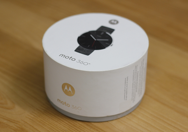 Hộp đựng Moto 360 được thiết kế dạng hình trụ tròn xoay với các mép được vuốt khá tỉ mỉ.