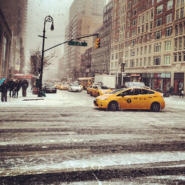 Chiếc taxi vàng cam này nổi bần bậc do tương phản với hình ảnh trắng xóa của tuyết.