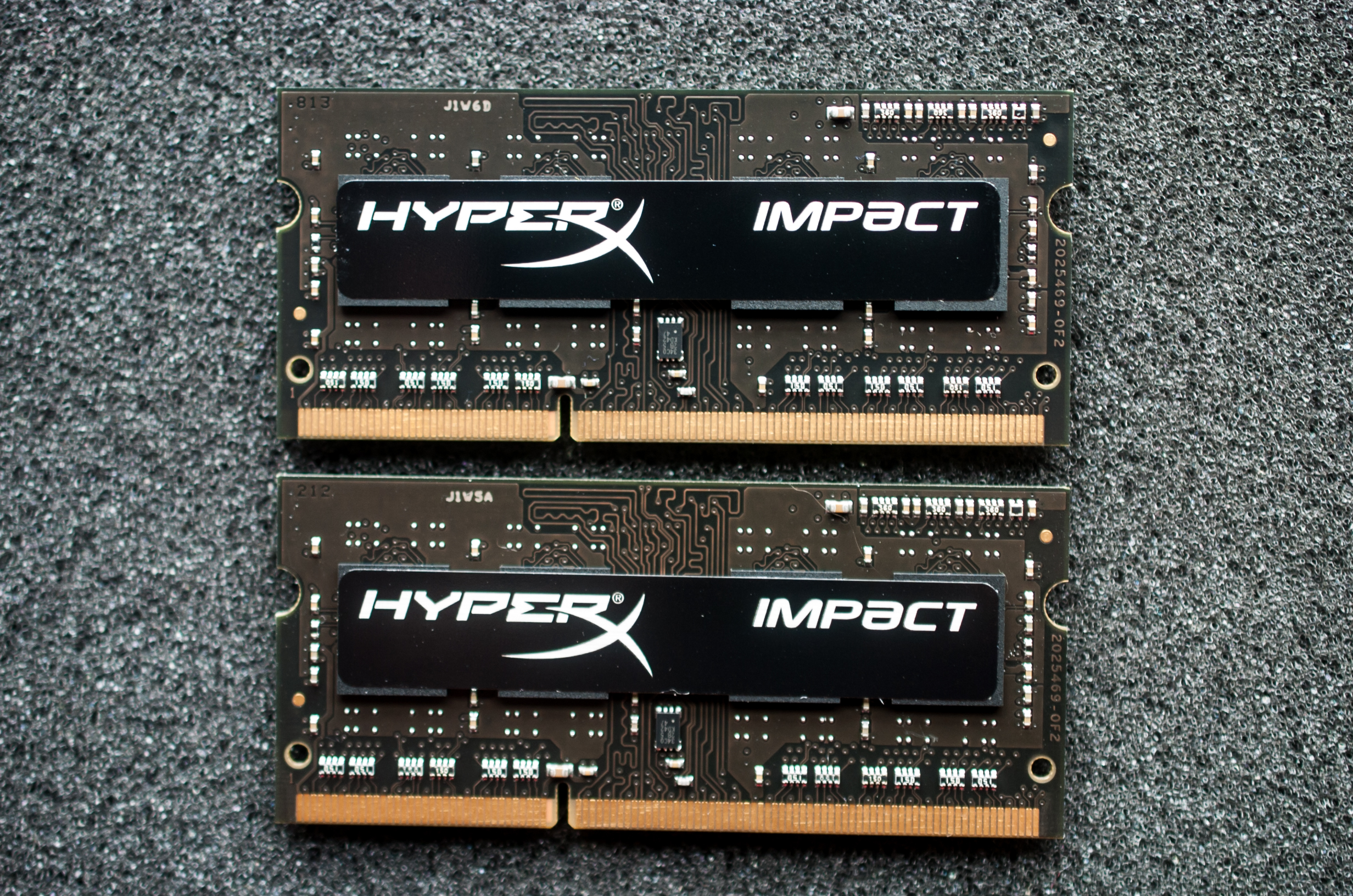 Mặt sau. Board của HyperX Impact là màu đen nhưng đã bị các đường mạch màu nâu che gần hết