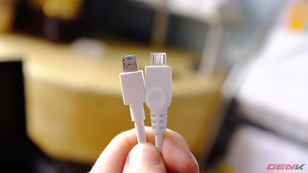 Đầu sạc microUSB của Oppo Find 7/Find 7a (bên trái) so với đầu sạc microUSB thông thường.