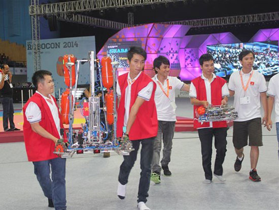 Đội Robocon Đại học Lạc Hồng tại vòng chung kết diễn ra tại Ấn Độ. Ảnh: LHU.