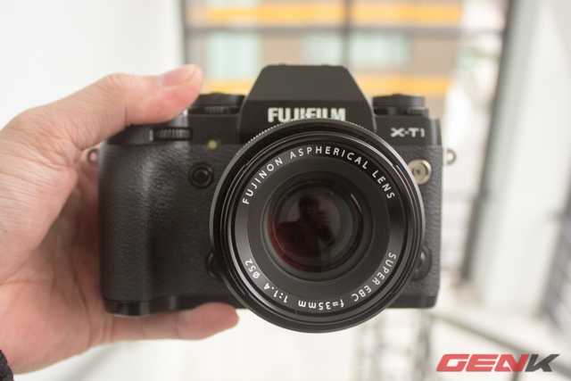 Mặt trước của Fujifilm X-T1 gây ấn tượng bởi phần kính ngắm được làm nhô lên tương tự Sony Alpha A7/R.