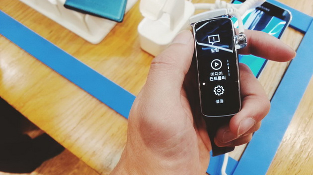 Samsung cập nhật hàng loạt tính năng mới cho vòng đeo tay Gear Fit