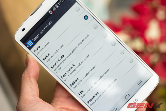 Bên cạnh các kiểu khóa thông thường, LG G Pro 2 còn nhấn mạnh vào Knock Code.