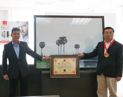 Đại diện Tổ chức kỷ lục Việt Nam trao chứng nhận cho Gionee Việt Nam.