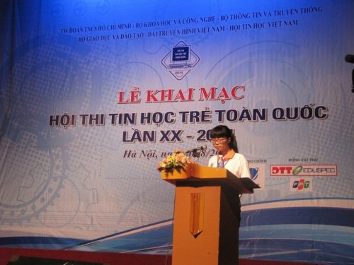 Em Nguyễn Ngọc Minh, đại diện cho các em học sinh tham dự Hội thi phát biểu.