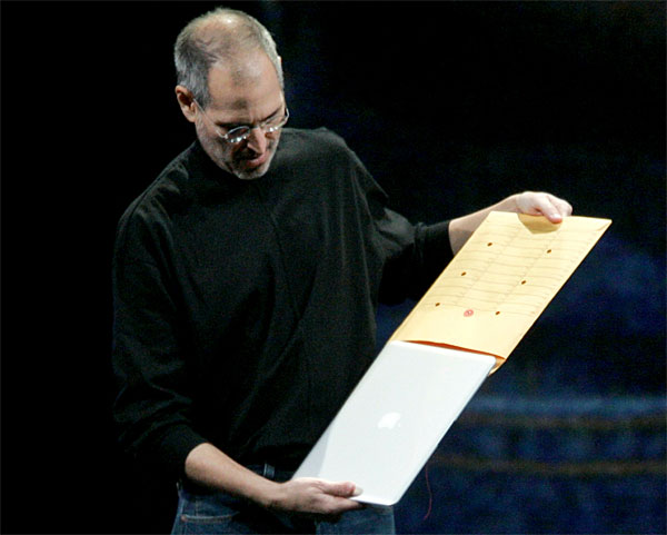Một trong những giây phút ấn tượng nhất  sự nghiệp thuyết trình của Steve Jobs. Đây cũng chính là giây phút khai sinh một dòng sản phẩm mới: Ultrabook.