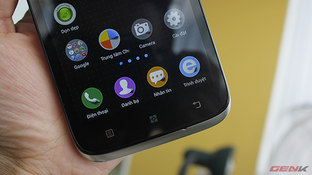 Ba nút bấm cảm ứng đặc trưng của Android trên Lenovo A859 không nằm trong màn hình, giúp màn hình máy hiển thị được nhiều nội dung hơn.