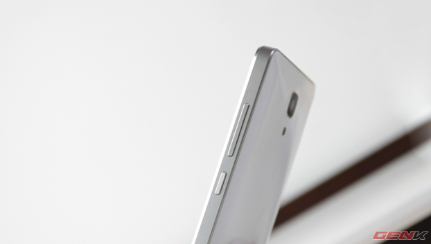Phần viền kim loại và mặt lưng nhựa hơi vồng cong rất giống với chiếc Lumia 930 của Nokia.