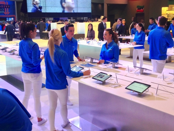 Các nhân viên của Samsung trong trang phục trẻ trung và kín đáo