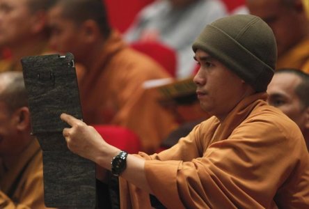 Một nhà sư sử dụng iPad trong lễ bế mạc Đại hội lần thứ bảy của Giáo hội Phật giáo Việt Nam tổ chức tại Hà Nội.