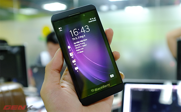BlackBerry Z10 phiên bản chính hãng giá 4,5 triệu đồng.