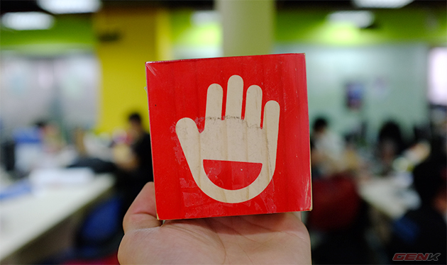 Logo Jelly-Ear hình bàn tay nổi bật trên vỏ hộp.