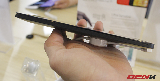 Asus Zenfone 6 có cạnh bên ở điểm mỏng nhất 5,5mm và điểm dày nhất 9,9mm.