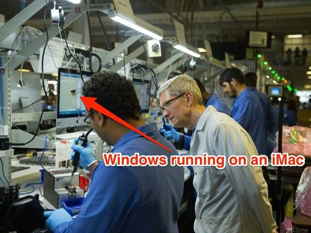 CEO Apple chụp ảnh máy tính Mac chạy...Windows