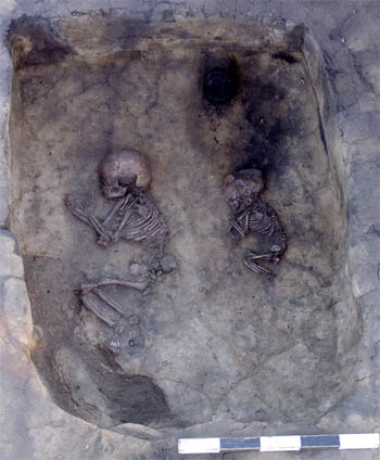 Trong một ngôi mộ còn có bộ xương của một người trưởng thành và của một đứa trẻ.