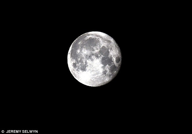  Cục vũ trụ Roscosmos đã bắt đầu một loạt các thử nghiệm giả lập điều kiện trên mặt trăng nhằm chuẩn bị cho kế hoạch thám hiểm dài ngày bề mặt mặt trăng với 12 phi hành gia vào năm 2030. 