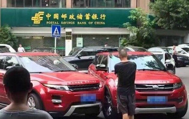  Chiếc Range Rover đâm phải xe nhái thương hiệu của mình ngay trên phố. 