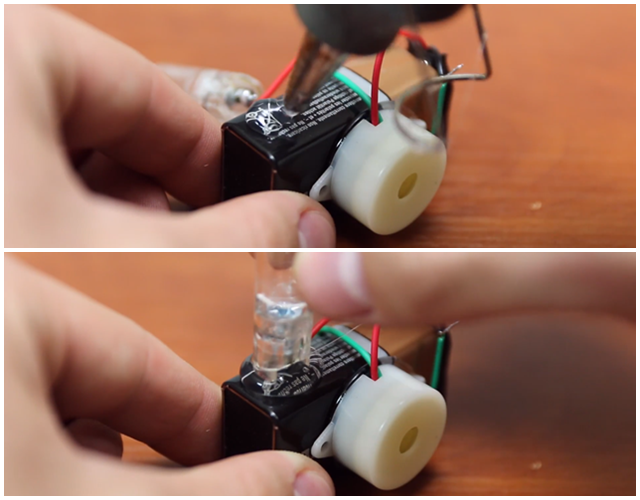  Giờ hãy rãi một lớp keo lên 1 cạnh của viên pin và đặt phần đầu của nắp bút bi có hàn dây điện vào đó. 