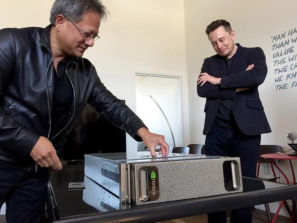  Ông Huang giao tận tay cho Elon Musk, CEO của Tesla sản phẩm Nvidia DGX-1, Siêu máy tính AI đầu tiên trên thế giới chỉ trong một chiếc hộp. 