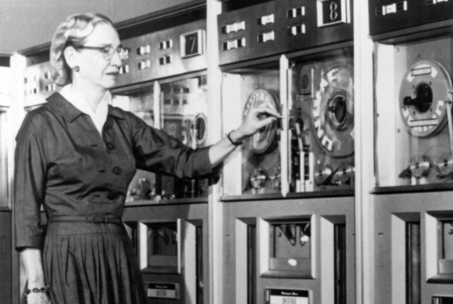  Đô đốc Grace Hopper là người phát minh ra trình biên dịch đầu tiên và đi tiên phong trong việc phát triển ngôn ngữ lập trình cấp cao. 