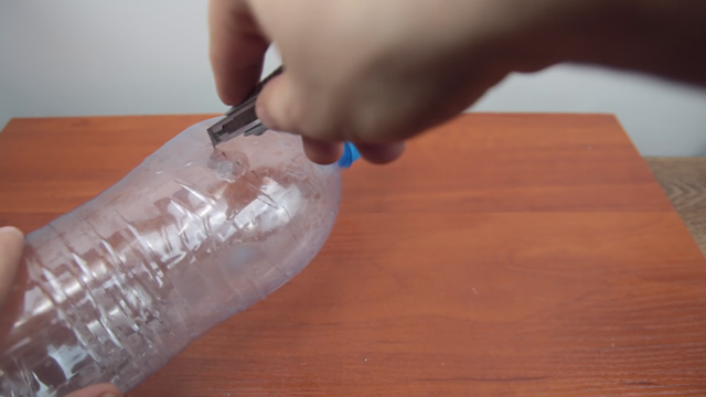  Dùng dao rọc giấy cắt lấy phần đoạn đầu của chai nhựa. 