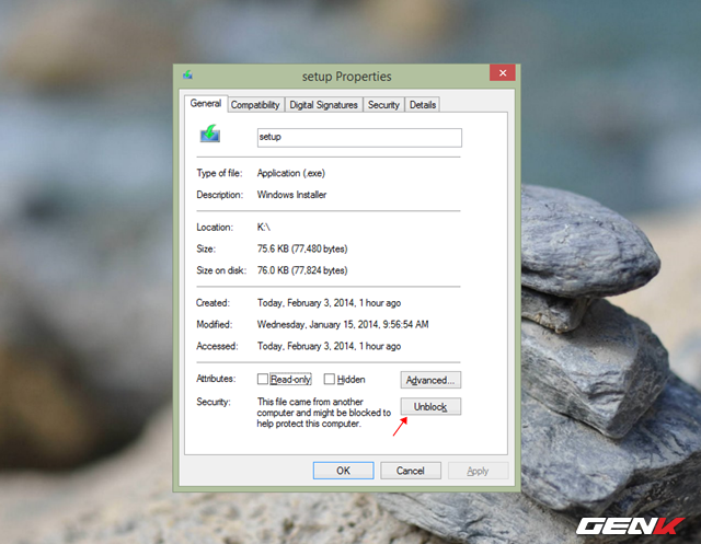  Trước tiến, bạn hãy nhấn phải chuột vào tập tin cài đặt (.exe) của phần mềm bị chặn và chọn Properties. Sau đó đánh dấu vào lựa chọn “Unblock” ở tab General trong cửa sổ Properties, rồi nhấn Apply -> OK để lưu lại. 
