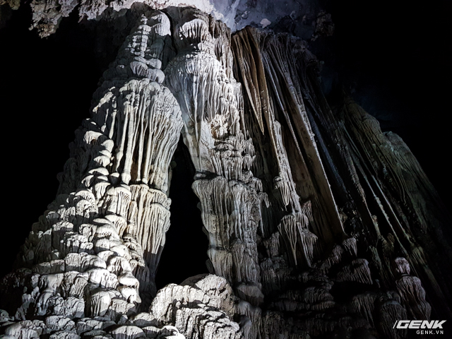  Nhũ đá vôi tuyệt đẹp bên trong hang. Ảnh chụp từ Galaxy S7 edge. 