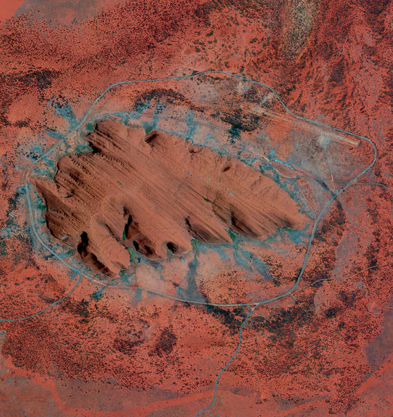 Uluru - ngọn núi màu cam nâu khổng lồ và là trái tim của Australia. 
