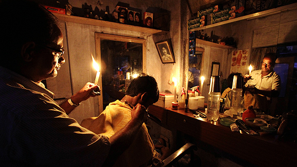  Nhiều nơi trên đất nước Ấn Độ, ánh sáng điện vẫn là thứ xa xỉ. 